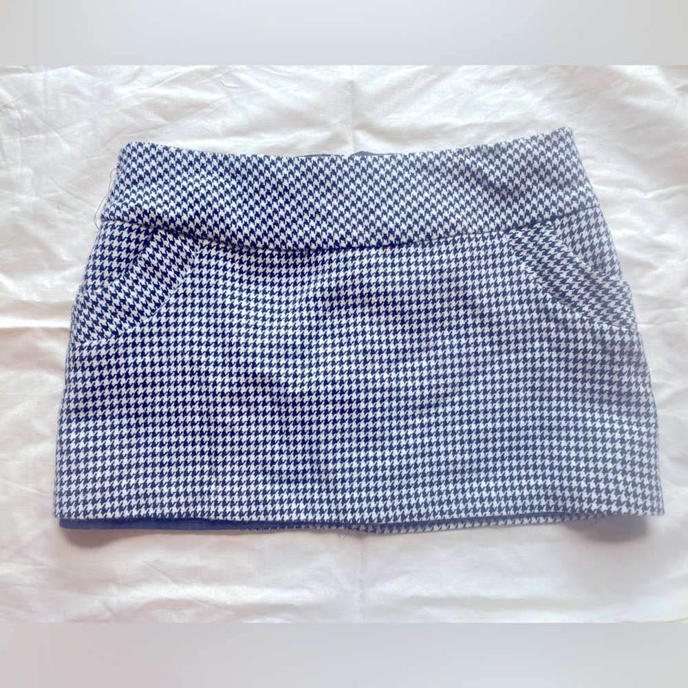 Black and white houndstooth printed mini skirt with pockets!!